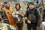 युद्धकैबीच युक्रेनमा दुई सैनिकले सैन्य पोसाकमै विवाह गरे