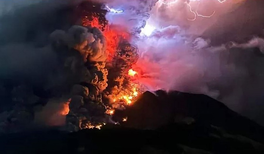 ज्वालामुखीका कारण  विस्फोट हुँदा इन्डोनेसियामा ११ हजारभन्दा बढी मानिस विस्थापित