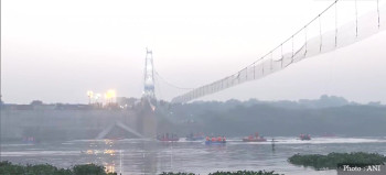भारतको गुजरातमा पुल चुडिंदा १३७ जनाको मृत्यु